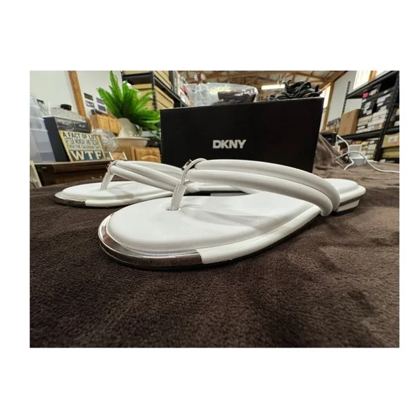 DKNY White Women's Flip Flop Sandals size 7 - Picture 5 of 9
